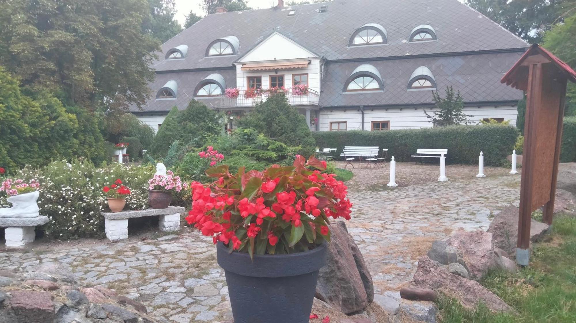 Dworek Pod Herbem Gądkowice Exterior photo