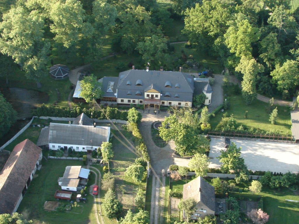 Dworek Pod Herbem Gądkowice Exterior photo